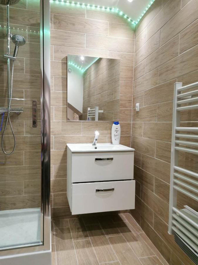 טרואה Le Spa De La Cathedrale - Jacuzzi - Sauna - Champagne - Netflix - Wifi מראה חיצוני תמונה
