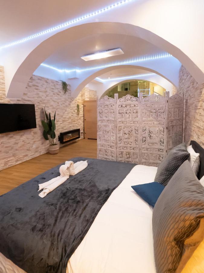 טרואה Le Spa De La Cathedrale - Jacuzzi - Sauna - Champagne - Netflix - Wifi מראה חיצוני תמונה